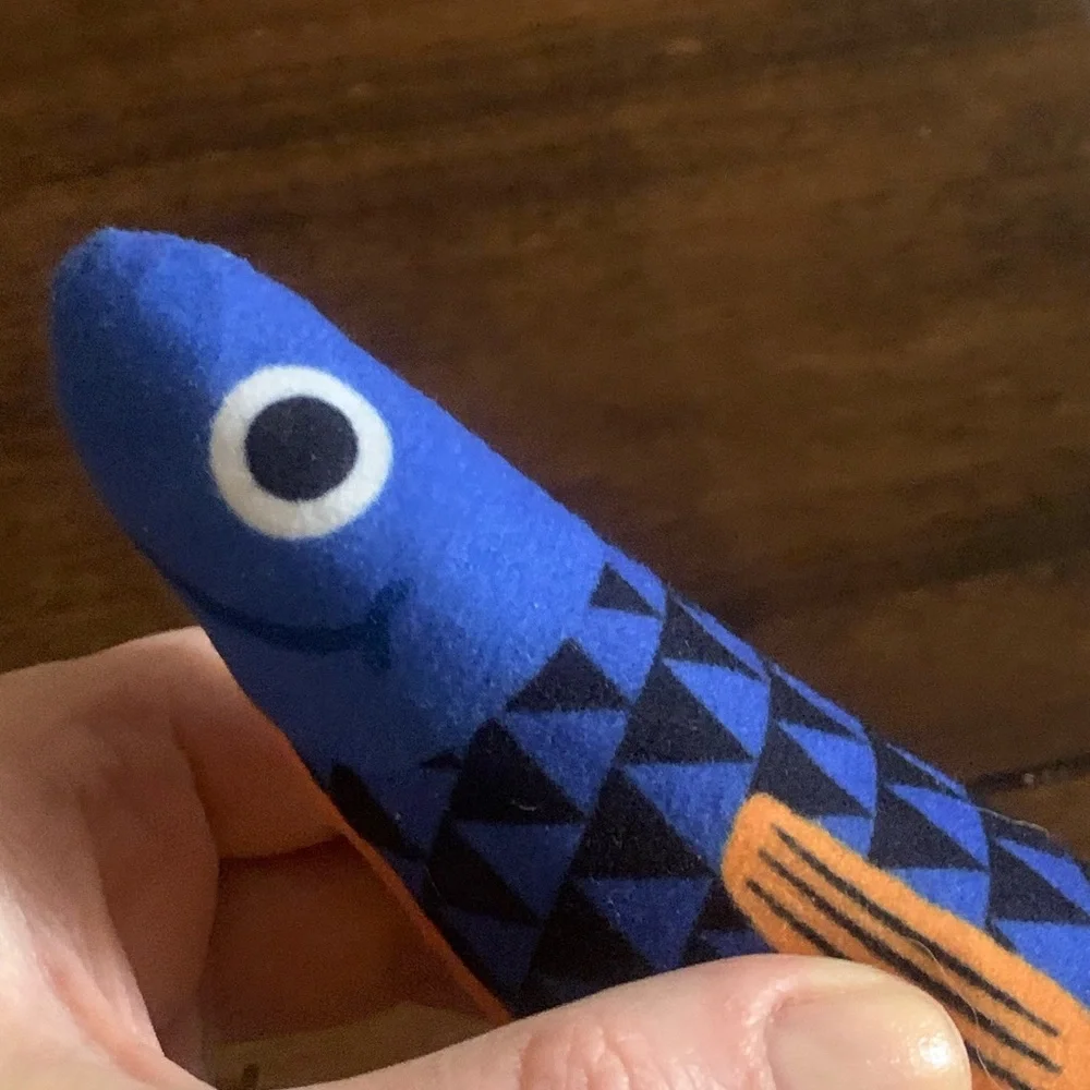 Brand newPink and Blue Fish cat toy with bell abd catnip inside . Must have !